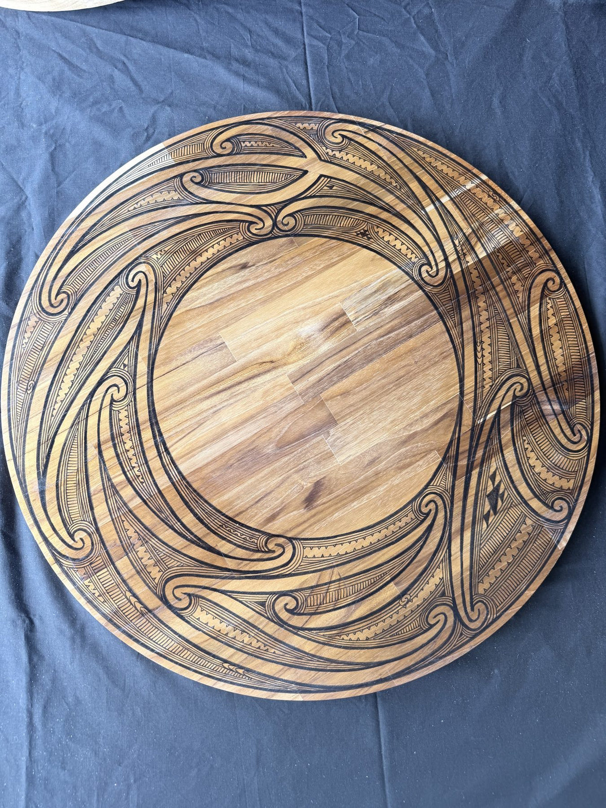 Hori.Inc Māori design platter with a hand-painted round border
