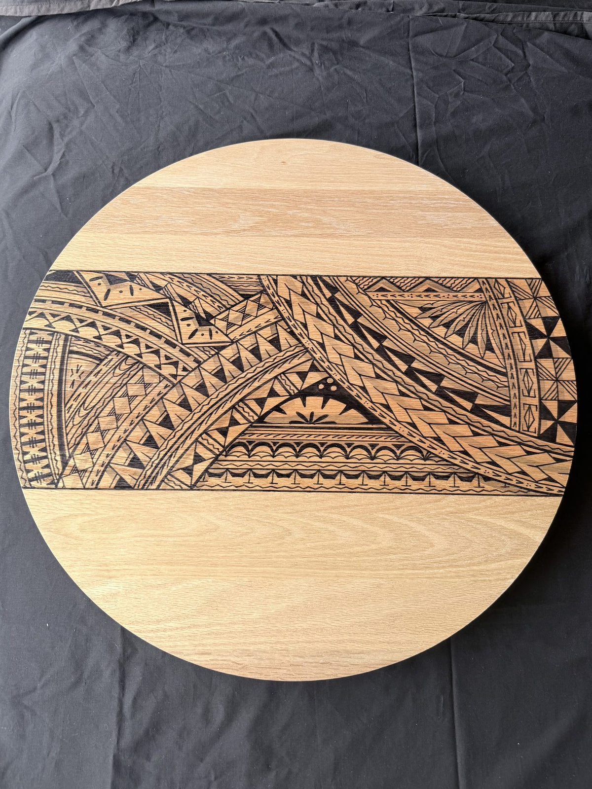 Hori.Inc Pasifika platter, hand-painted band across natural timber