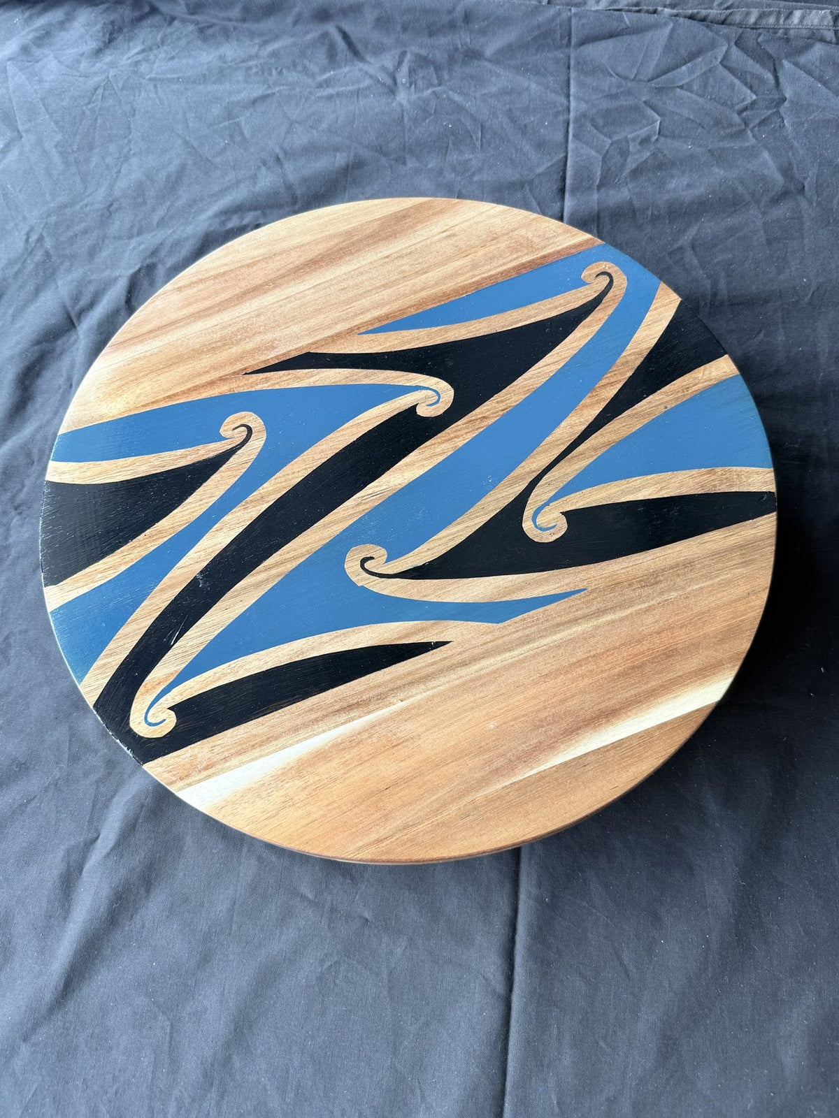 Hori.Inc small lazy Susan, blue resin kōwhaiwhai curls across the centre