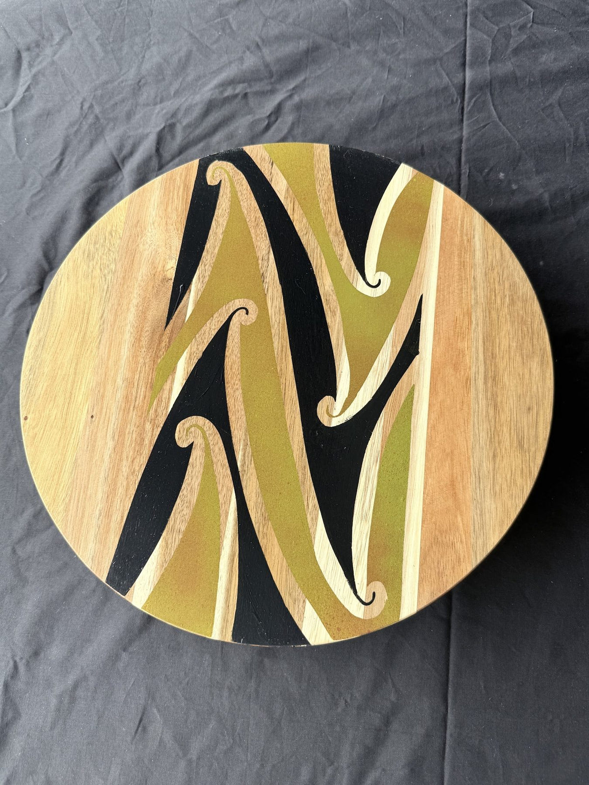 Hori.Inc small lazy Susan, gold resin kōwhaiwhai curls across the centre
