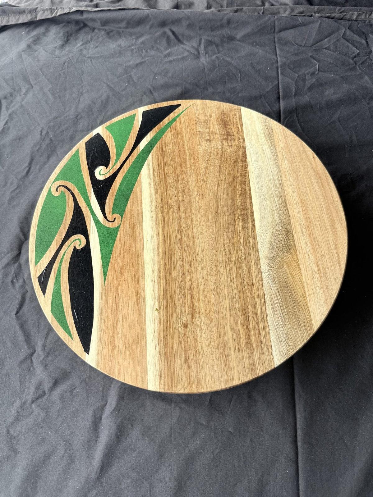 Hori.Inc small lazy Susan, green resin kōwhaiwhai curls on the edge